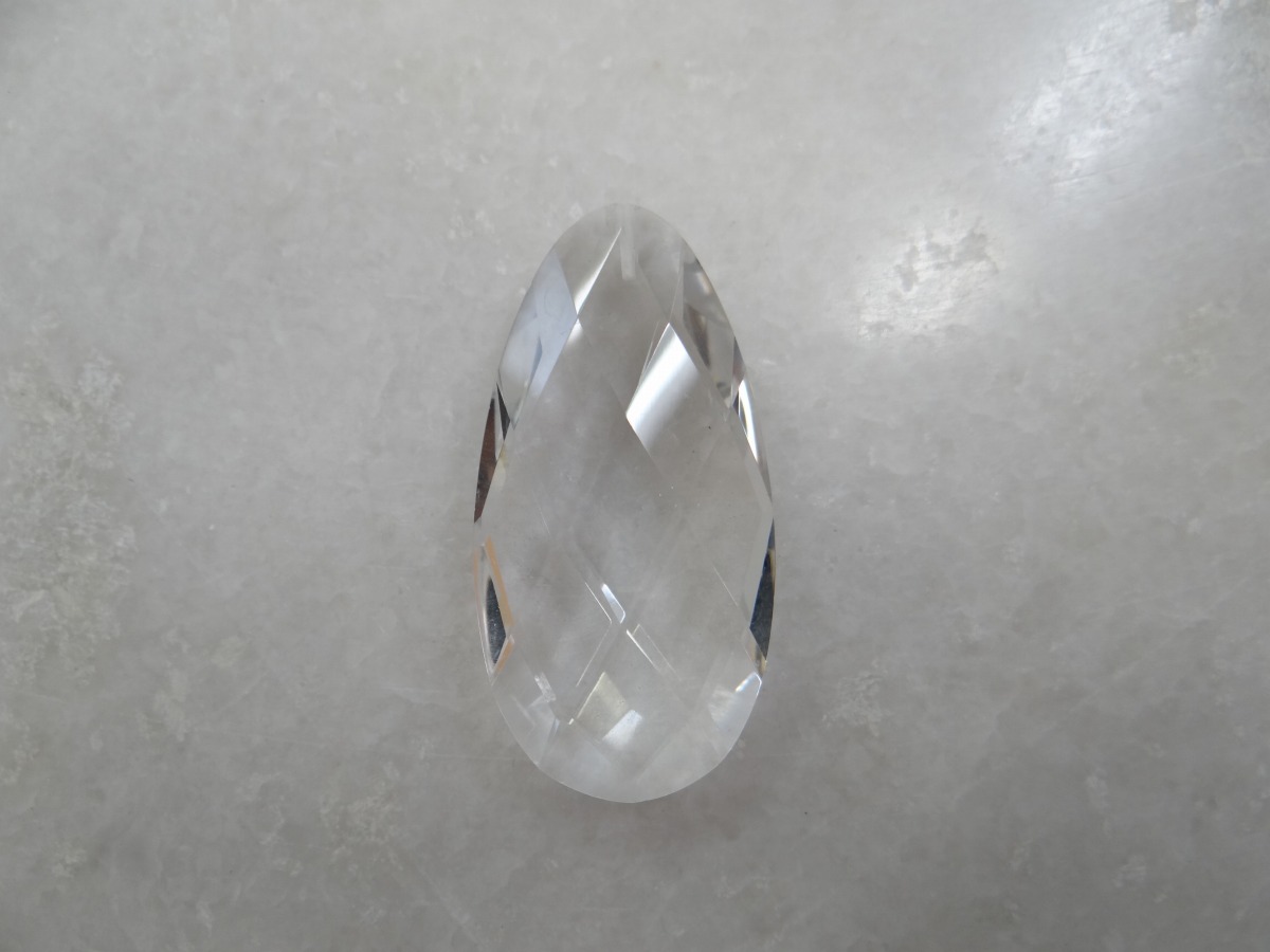 水晶　大粒ペアシェイプカット